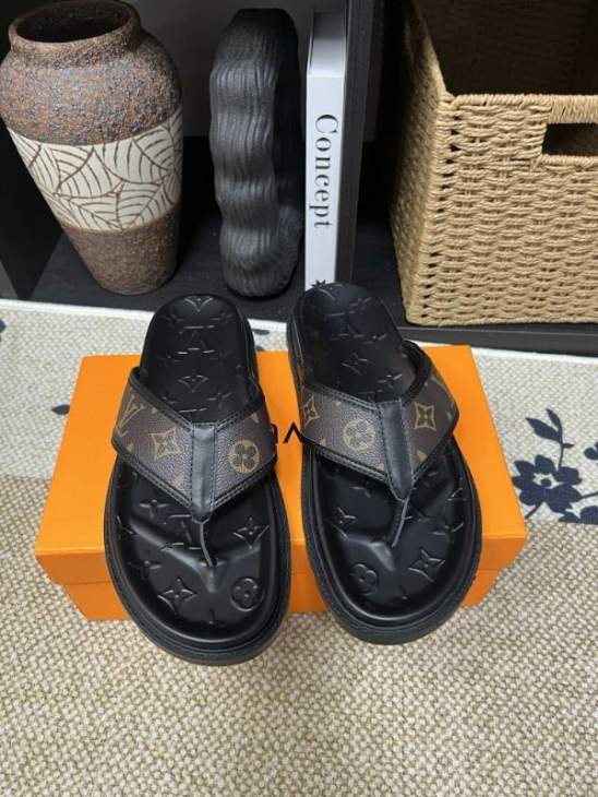 Picture of Louis Vuitton Slippers _SKULVsz38-46jyh0919743